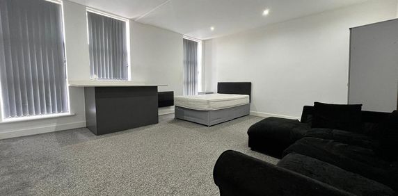 1 bedroom in a flat share to rent - Photo 2