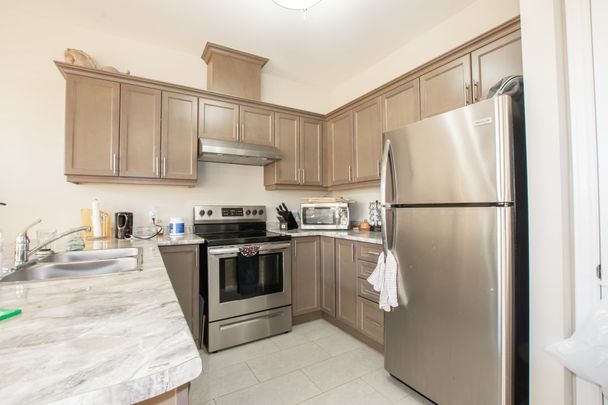 **STUNNING** 3 Bedroom Townhouse in St. Catharines!! - Photo 1