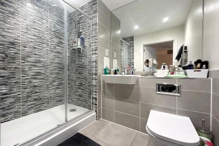 1 bedroom in a flat share to rent - Photo 2