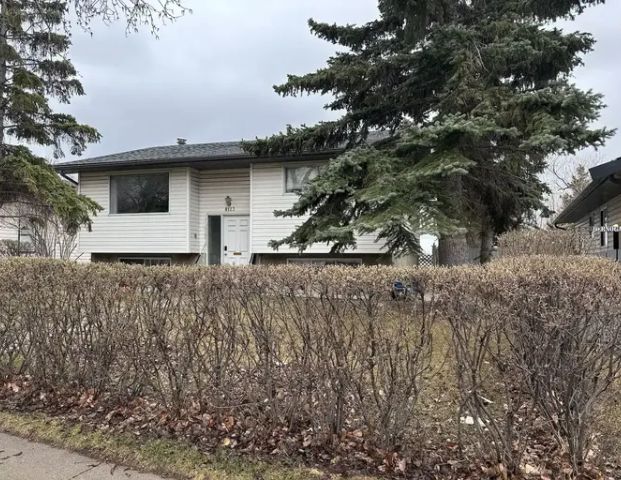 Spacious and bright Basement Suite!: price lowered for fast rent | 8123 Ranchview Drive Northwest, Calgary - Photo 1