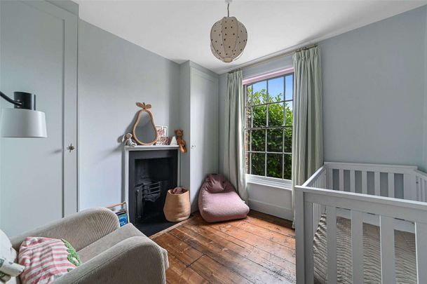 A charming and stylish three bedroom period town house situated in Town Centre location. - Photo 1