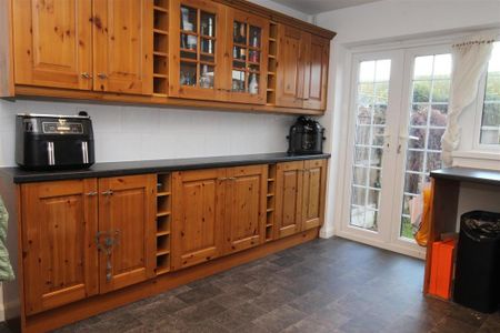 3 bedroom semi-detached house to rent - Photo 5