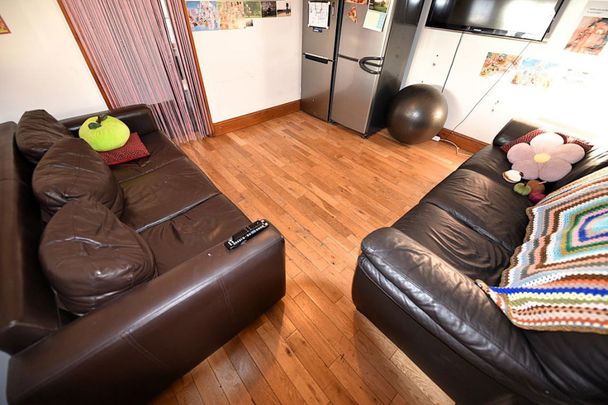 6 bedroom House in Richmond Avenue, Leeds - Photo 1