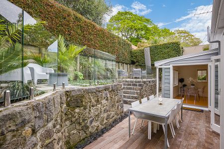Stylish City-Edge Villa in Auckland's Most Coveted Pocket - Photo 3