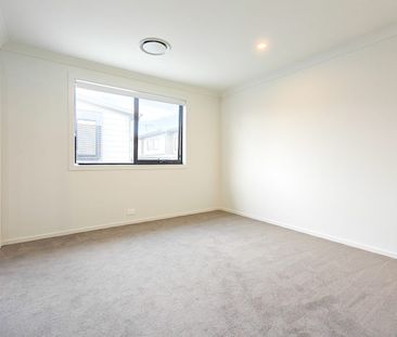 Modern 4-Bedroom Townhouse in a Peaceful, Parkside Location - Photo 5