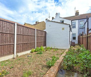 3 bedroom terraced house to rent - Photo 5