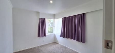 Spacious Family Home in Blockhouse Bay - Photo 2