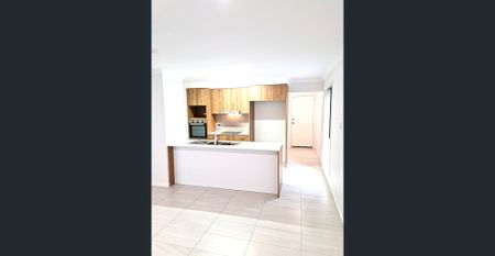 DUCTED AIR-CONDITIONING -4 BED, 2 BATH TOWNHOUSE DOUBLE GARAGE - Photo 3