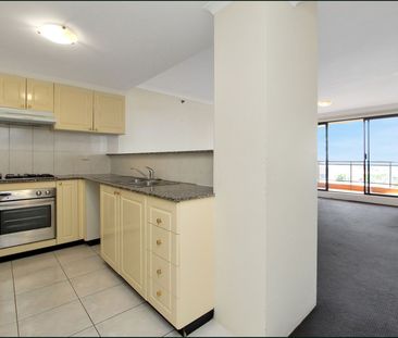 2 Bedroom apartment situated in prime location! - Photo 2