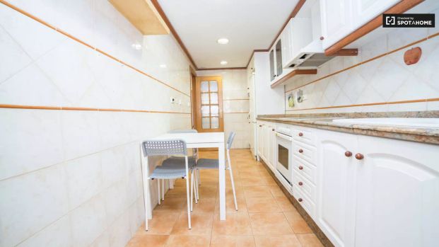 Room in a shared 4-bedroom apartment for rent in Safranar - Foto 1