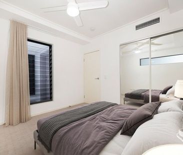 LUXURY 2 BED + STUDY APARTMENT IN PRIME CARINDALE LOCATION - Photo 3