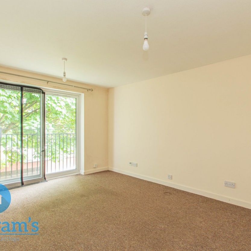References Pending - 2 bed Flat - Photo 1