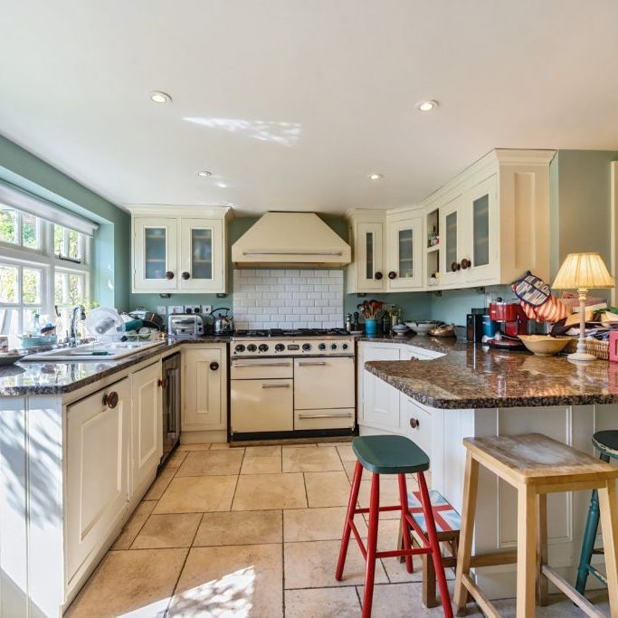 4 Bedroom House - Bentley, Farnham - Photo 1