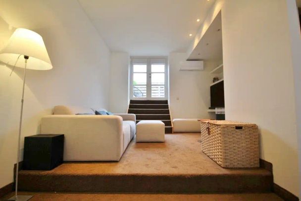 Gezellige triplex op toplocatie met 2 slaapkamers, terras en ondergrondse autostaanplaats - Foto 1