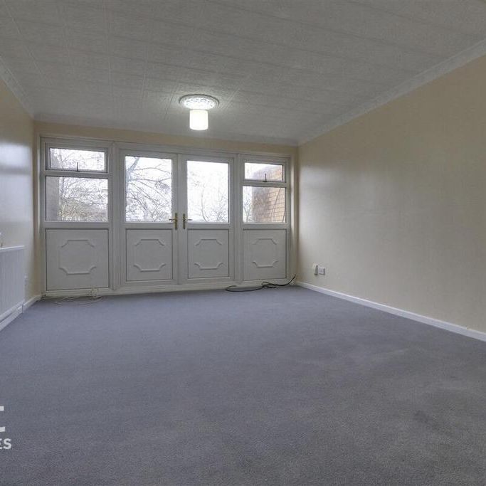 4 bedroom end of terrace house to rent - Photo 1