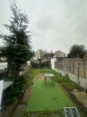 three bedroom house ideal for working families- Manor Park - Photo 2