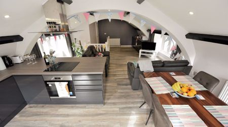 3 bedroom House in Flat 1, Leeds - Photo 2