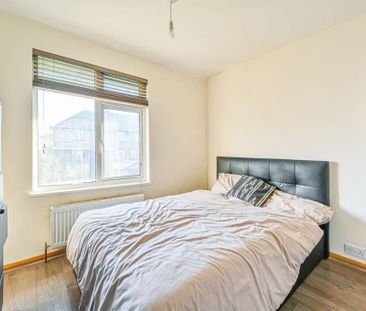 3 bedroom end of terrace house to rent - Photo 4