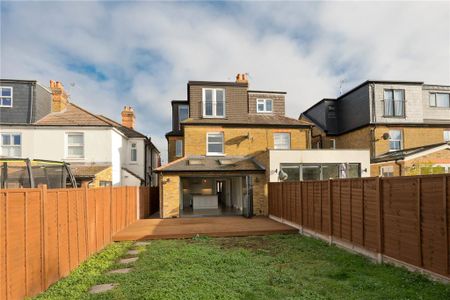 4 bedroom semi-detached house to rent - Photo 4