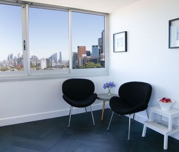 Immaculately presented apartment with breaktaking views! - Photo 3