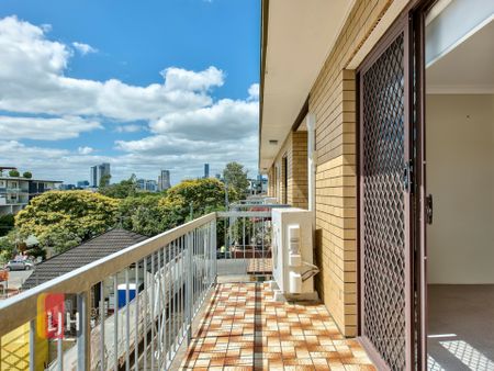 ONE OF THE BIGGEST TWO BEDROOM UNITS IN PRIME LOCATION! - Photo 4