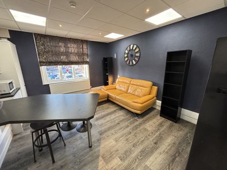 High Street, Sheffield, Swallownest - Photo 2