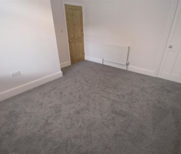 3 Bedroom House - Mid Terrace To Let - Photo 5