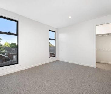 Light Filled and Super Spacious Townhome - Photo 3