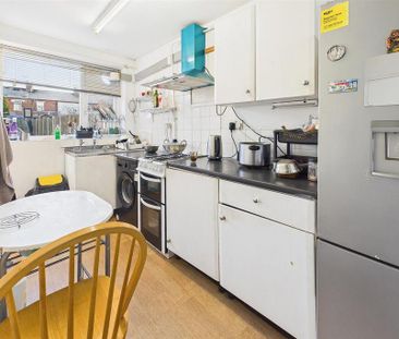 3 bedroom end of terrace house to rent - Photo 5