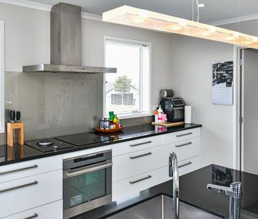 Executive living in Pokeno! - Photo 3