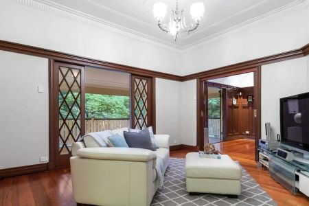 Exquisitely Renovated Queenslander Opposite Oriel Road Park - Photo 2