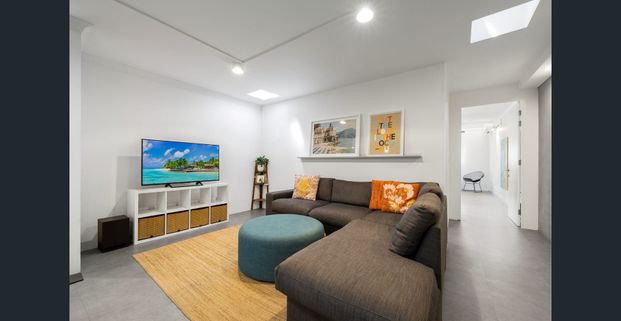 Stunning inner city residence - complete with north facing roof top entertainers deck ! - Photo 1