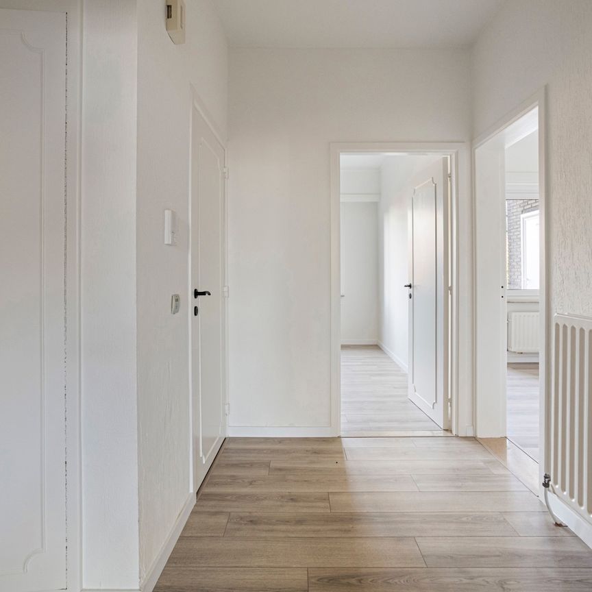 Volledig vernieuwd app met 2 slpks, terras en garage te koop - Photo 1