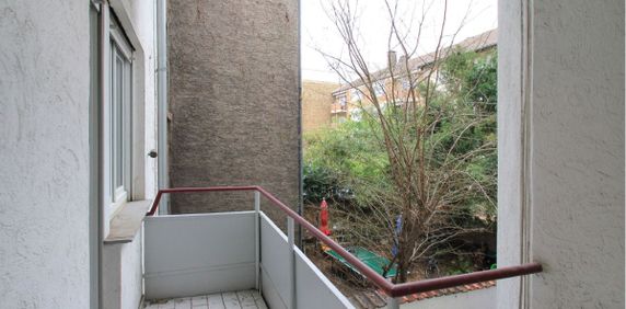 Helle City-Wohnung mit Balkon, Tageslichtbad und Wohnküche - Photo 2