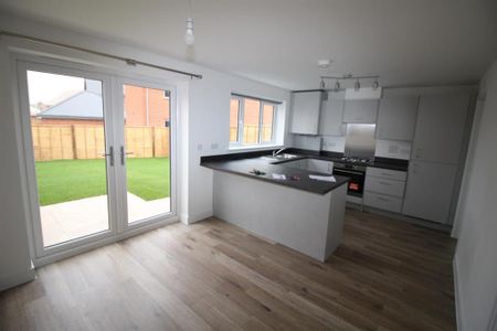 3 bedroom semi-detached house to rent - Photo 3