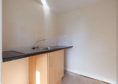 A semi-detached 2 bedroom property with additional/occasional use third bedroom/office room on ground floor. The property is available to let unfurnished init - Photo 5