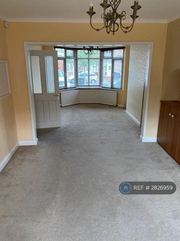 3 bedroom semi-detached house to rent - Photo 2