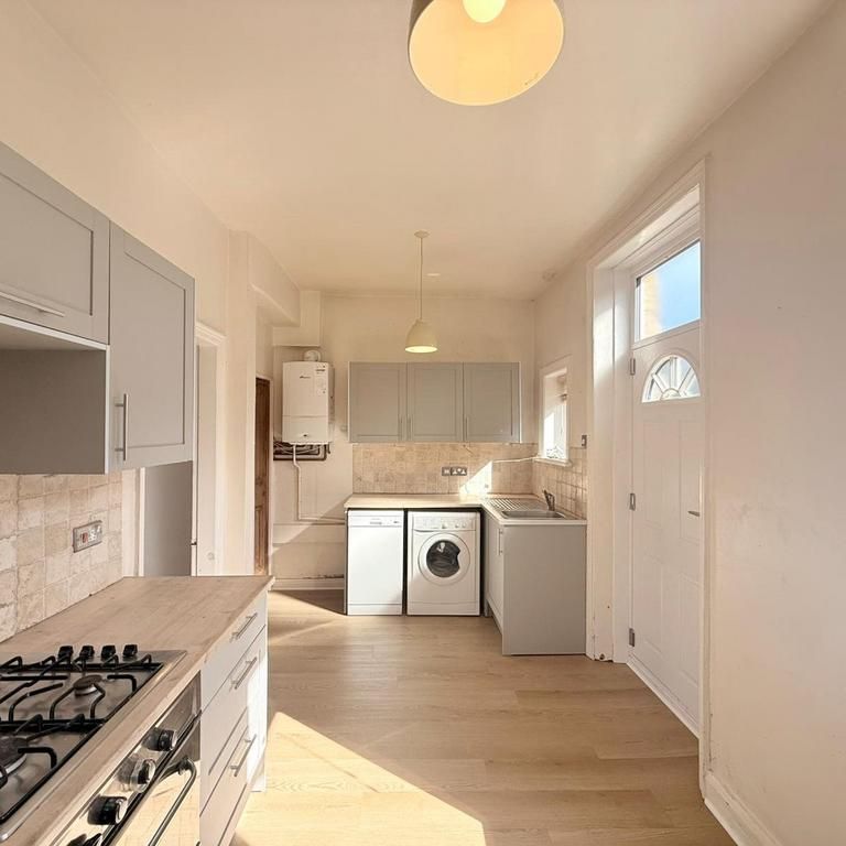 2 bedroom end of terrace house to rent - Photo 1