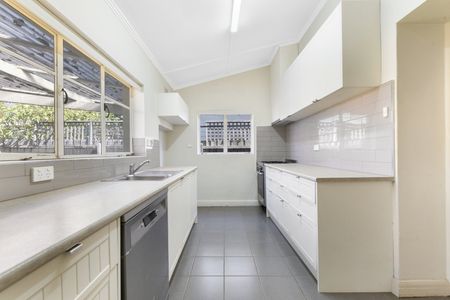 Spacious family home in the heart of Oakleigh! - Photo 2