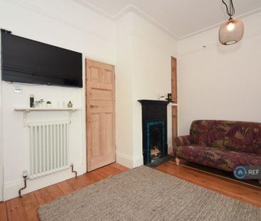 3 bedroom flat to rent - Photo 2