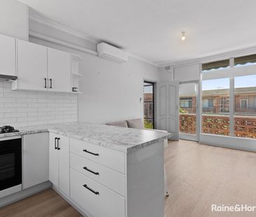 Gorgeous Upstairs Unit In This Prime Near City Location!! - Photo 6