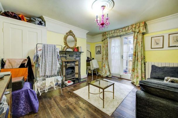 Barclay Road, London, SW6 - Photo 1