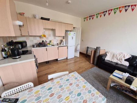 3 bedroom flat to rent - Photo 3