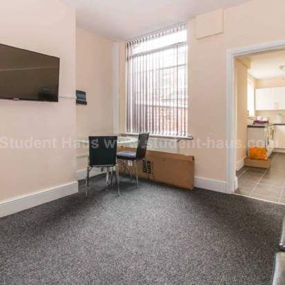 3 bedroom property to rent in Salford - Photo 1