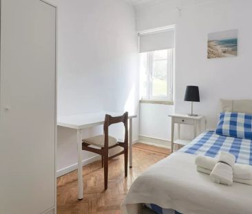 Room in a shared 7-bedroom apartment for rent in Lisbon, couples allowed - Foto 5