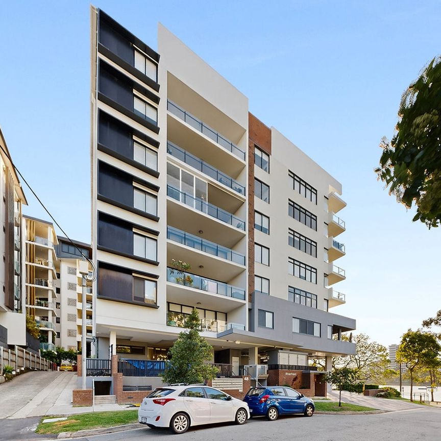 EXECUTIVE FULLY FURNISHED - DESIGNER INTERIORS - Photo 1