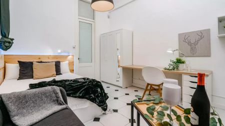 Room in a shared 8-bedroom apartment for rent in El Gotic, only for professionals or students - Photo 3