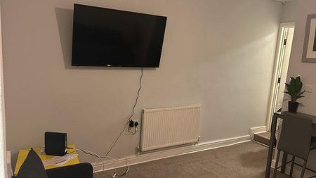 1 bedroom in a house share to rent - Photo 2