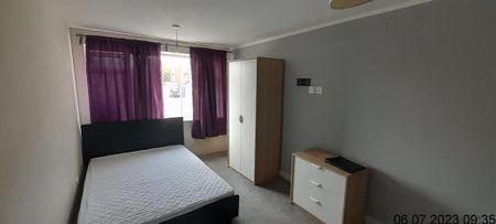 1 bedroom in a house share to rent - Photo 4