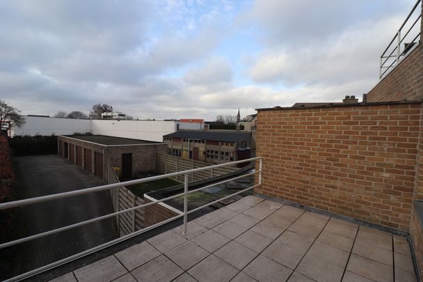 Een appartement op de 1ste verdieping met 2 slaapkamers, terras en garage. - Foto 1